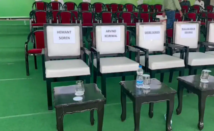 The JMM executive president and AAP supremo's wives, Kalpana Soren and Sunita Kejriwal, were seated on the dais, indicative perhaps of the larger role they were expected to play in the political arena. 