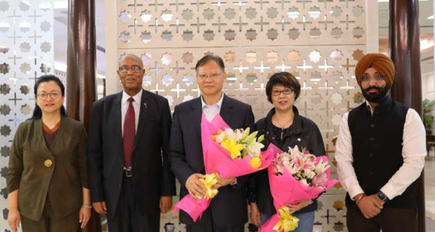 Beijing's new envoy to New Delhi Xu Feihong (C) along with delegates from India and China. 
