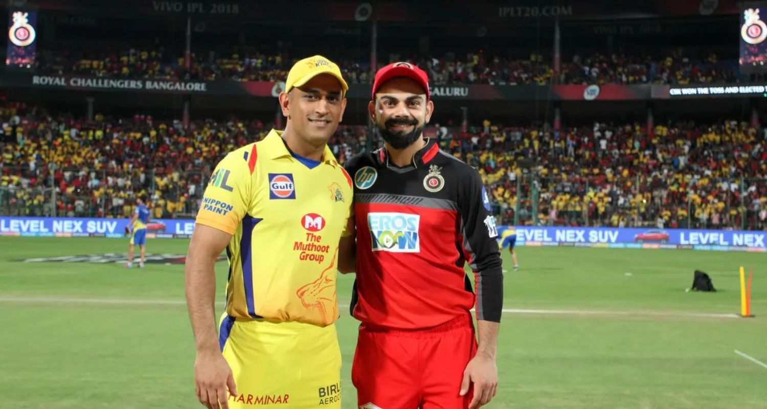 CSK Captain Mahendra Singh Dhoni (left) along with RCB star player and former skipper Virat Kohli.