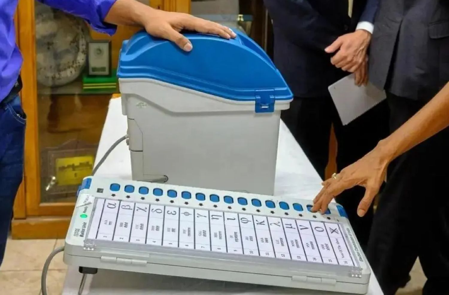 Haridwar: Elderly man throws EVM on ground, demands voting through ballot paper