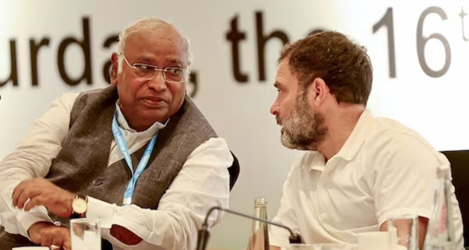 Mallikarjun Kharge with Rahul Gandhi.