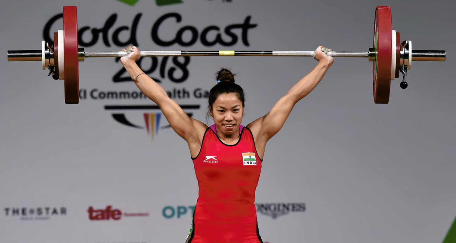 Mirabai Chanu lifts weight during the 2018 Commonwealth Games.