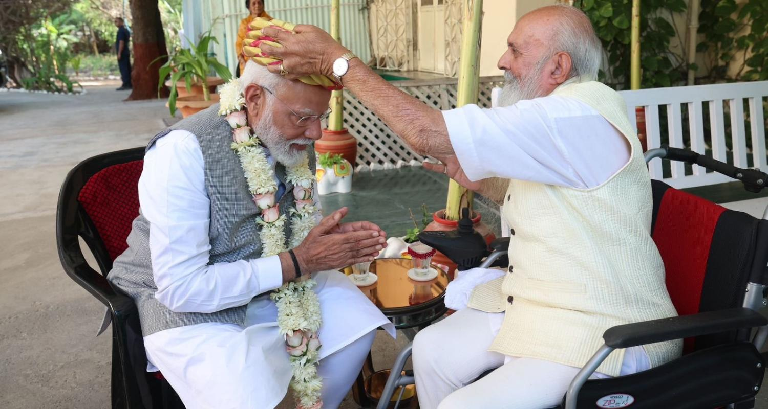 PM Modi seeks royal blessings in Jamnagar