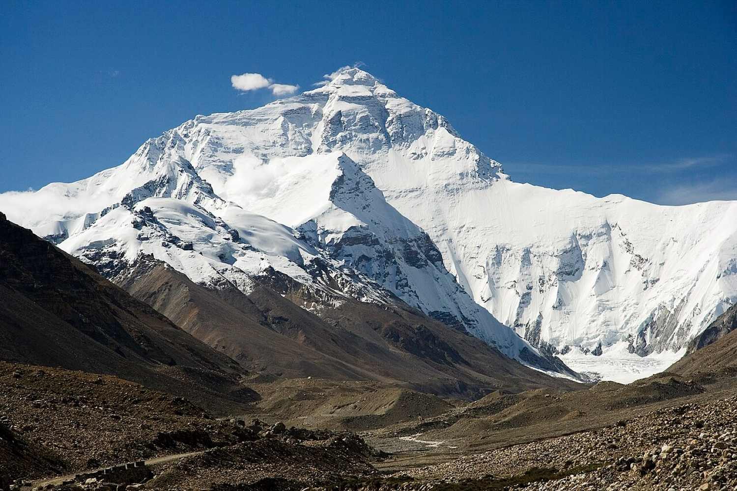 China reopens Everest to foreign climbers via Tibet