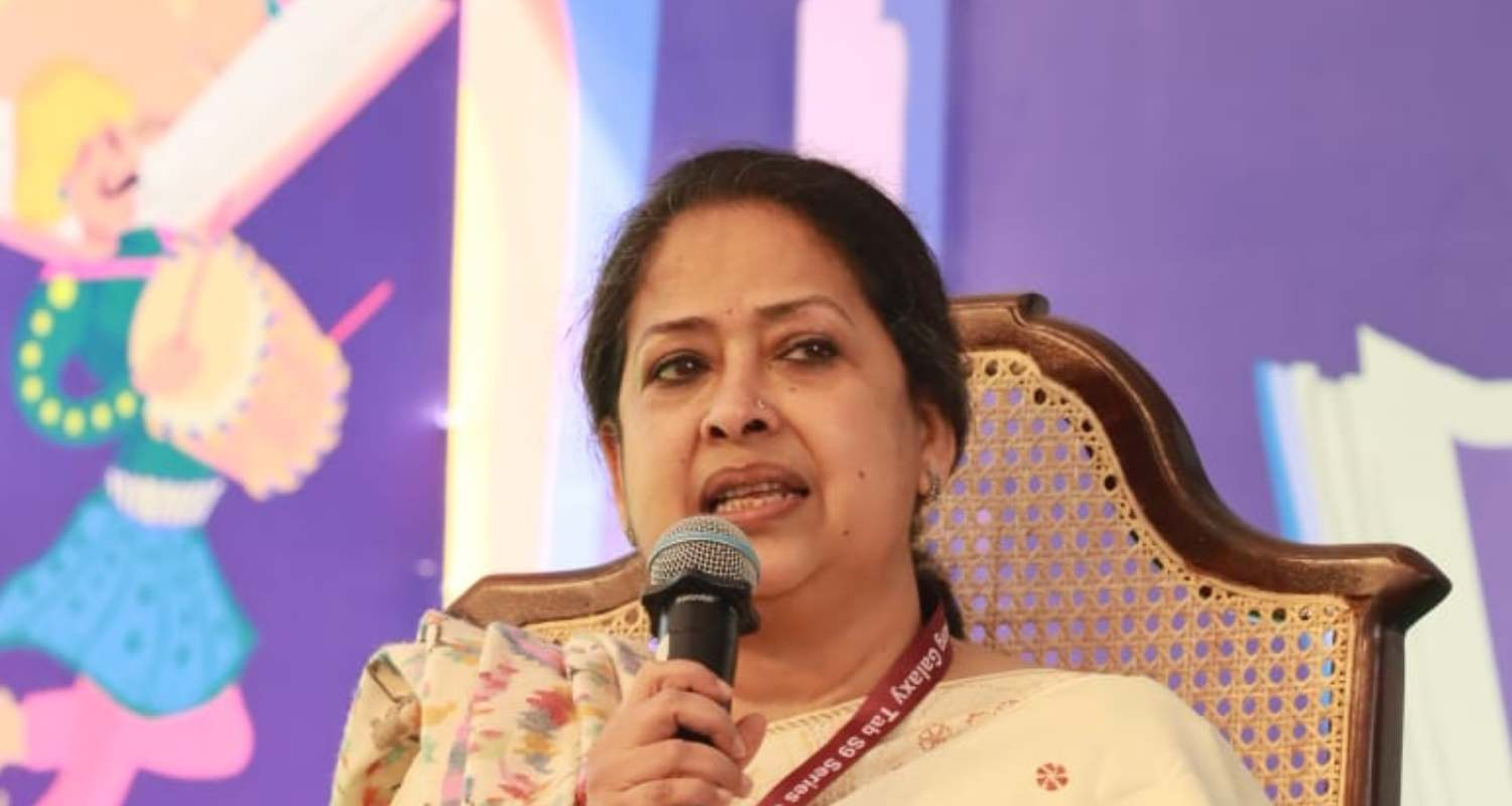  Congress leader - Sharmistha Mukherjee said the party should now look outside Nehru-Gandhi family for leadership. 