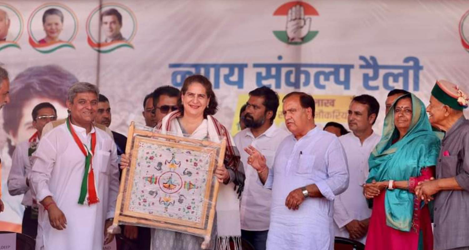 Priyanka Gandhi in Himachal with other Congress leaders. 