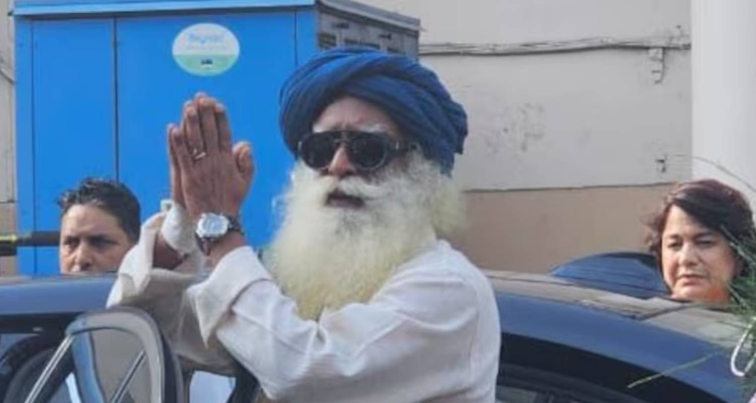Sadhguru greeted his followers as he left the hospital. Screengrab via X.