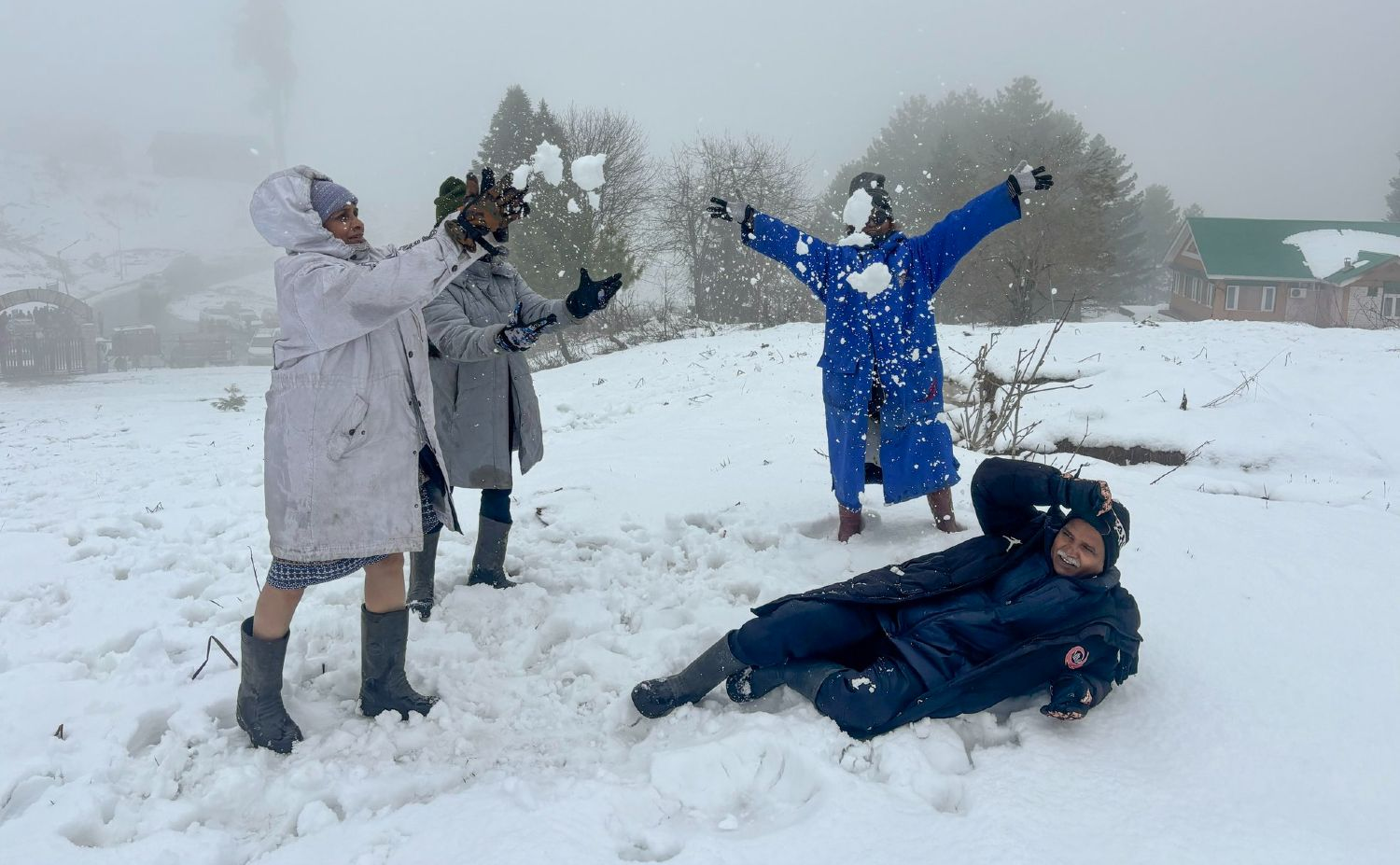 Tourists flock to Kashmir to beat intense heatwave in the country