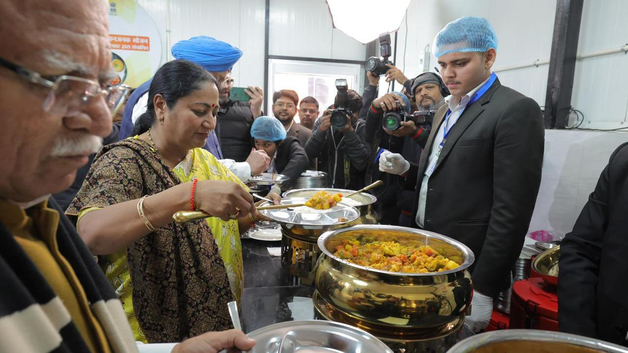 rekha gupta at atal canteen