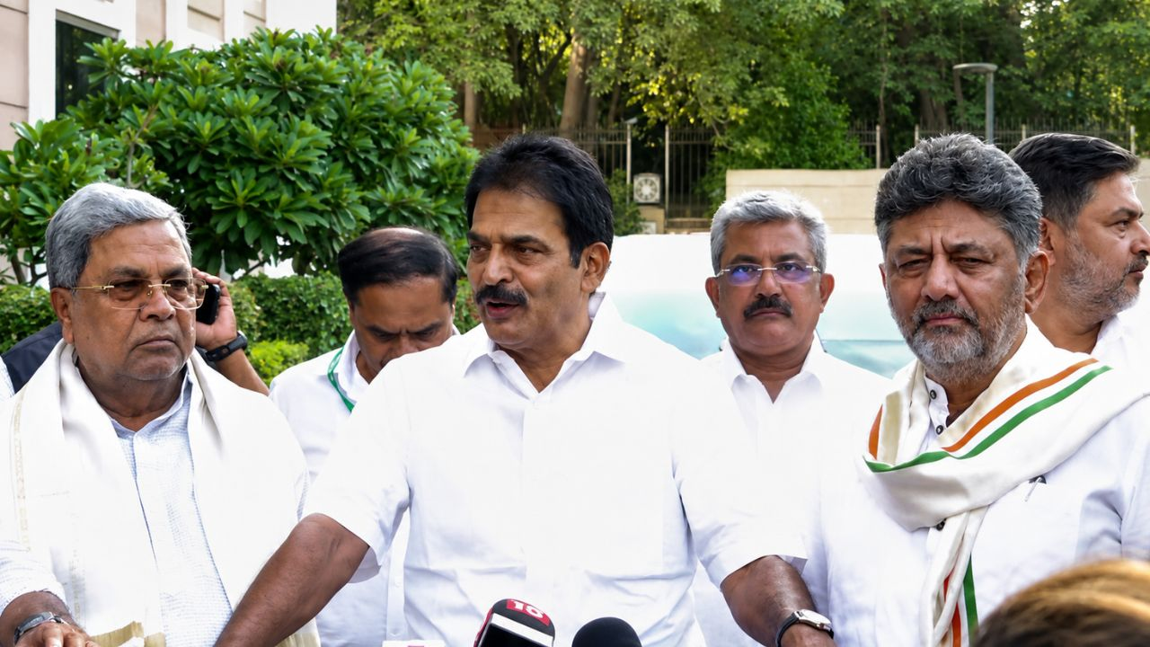 Siddaramaiah with KC Venugopal and DK Shivakumar