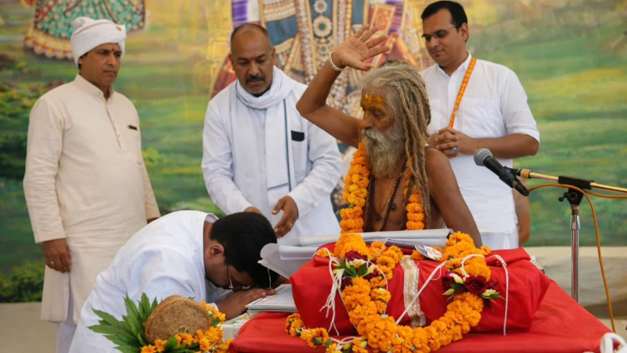 Baba Sitaram instead of blessing rained punches on a BJP MLA