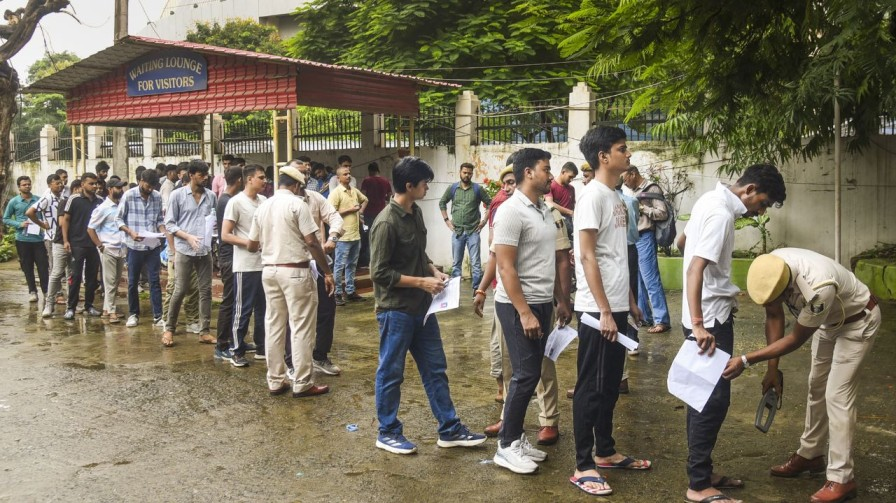 UPSC top ten topper