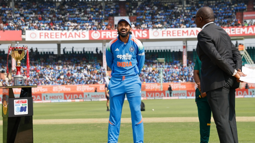 KL Rahul Toss