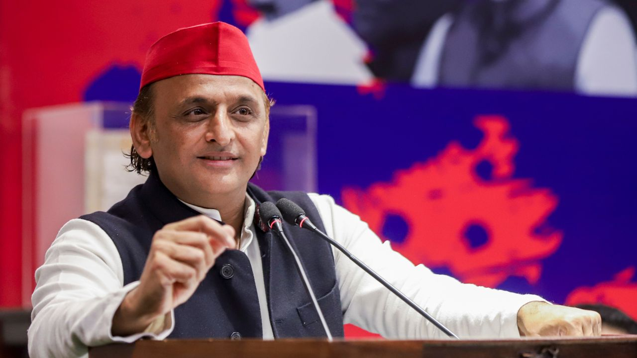 Akhilesh Yadav played Dabdaba Bana Rahega in Lucknow PC