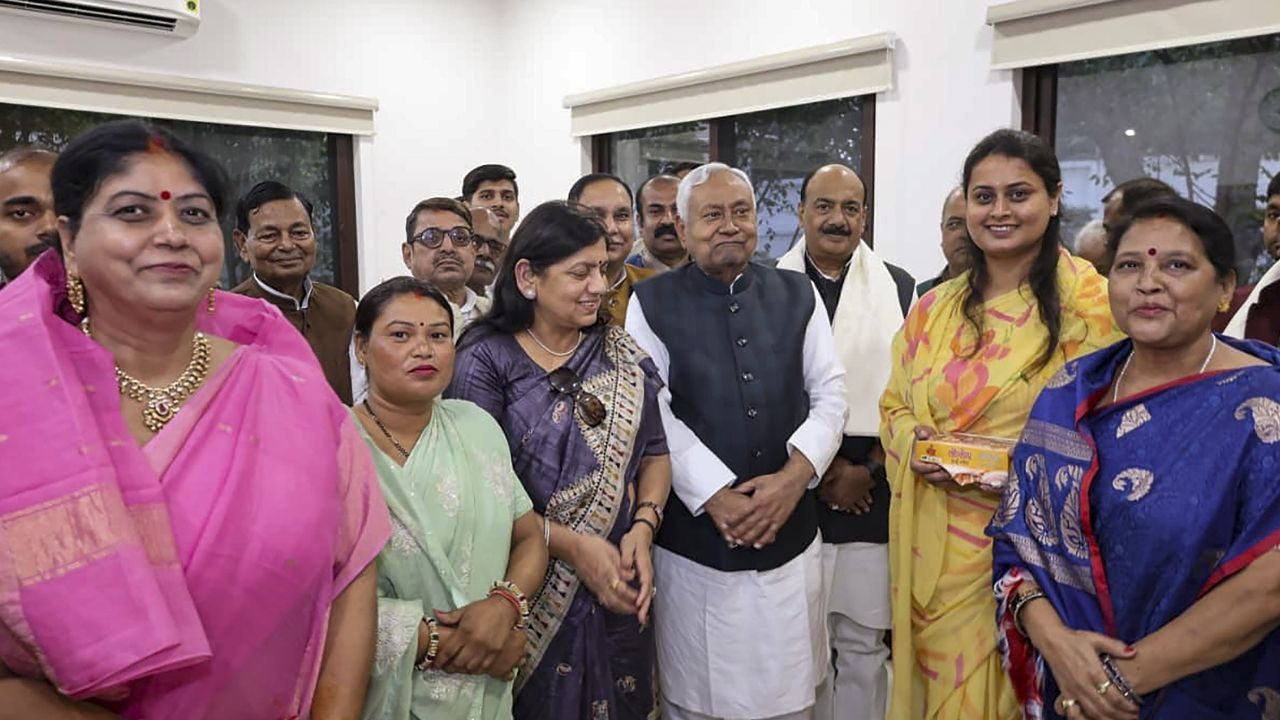 Nitish kumar with ministers । Photo Credit: PTI