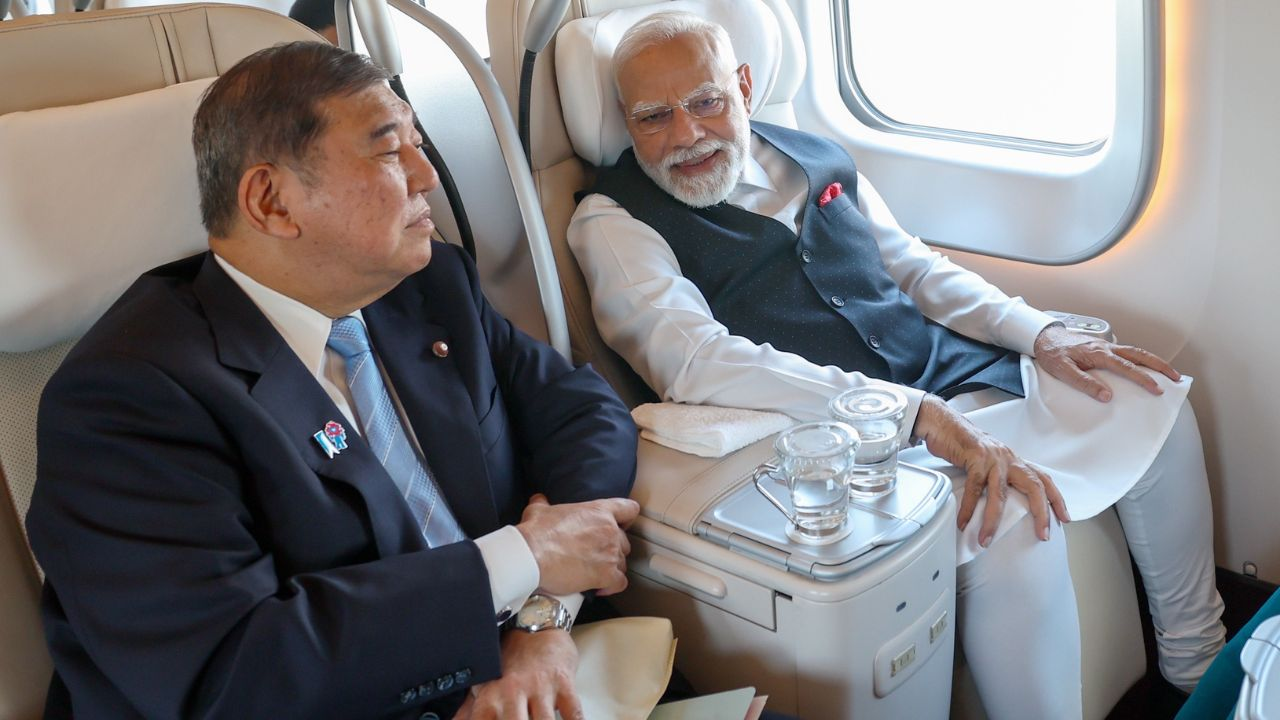 प्रधानमंत्री नरेंद्र मोदी और जापान के प्रधानमंत्री शिगेरू इशिबा । Photo Credit: PTI