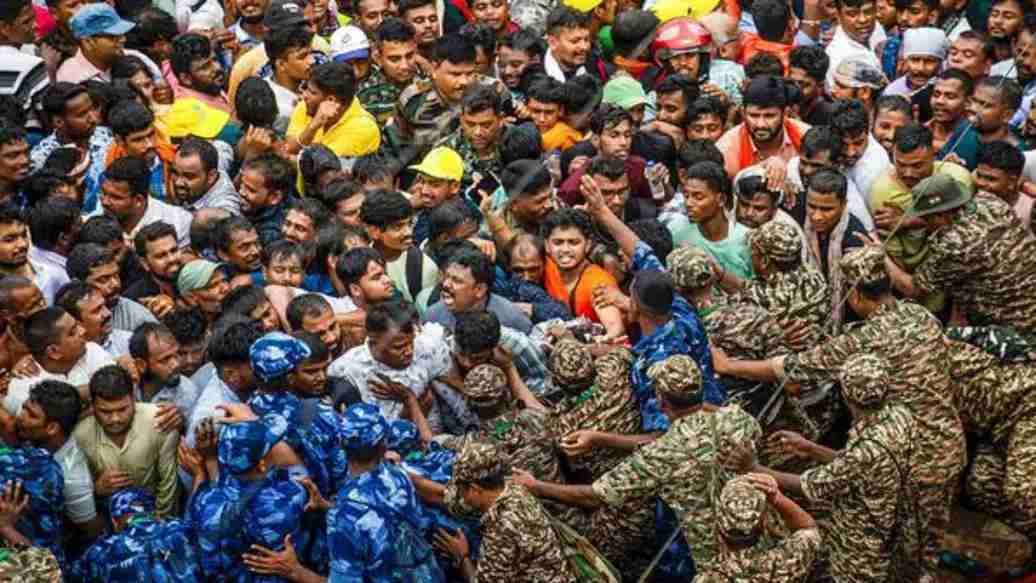 Security personnel controlling mob। Photo Credit: PTI