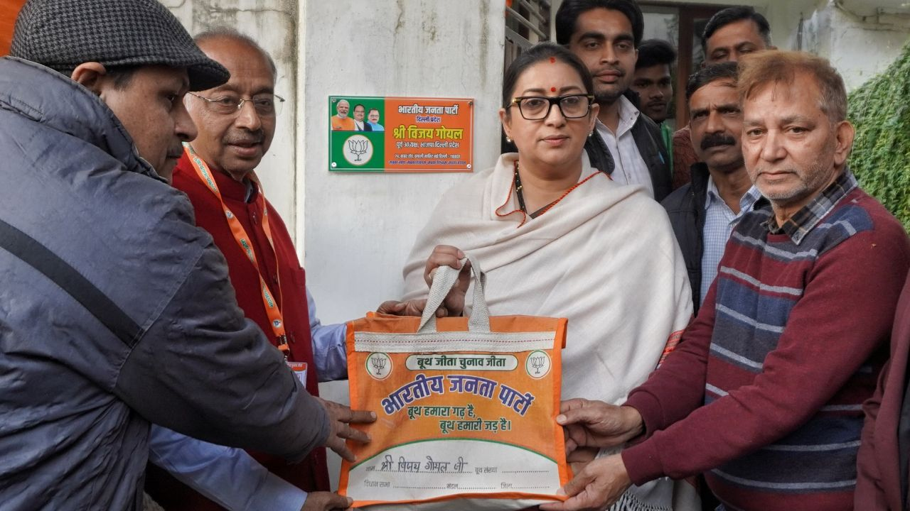 smriti irani with vijay goel