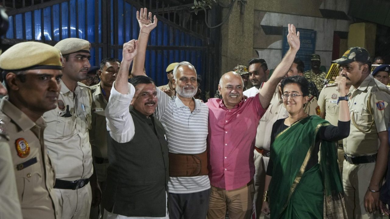 आम आदमी पार्टी के नेता खुशियां मनाते हुए । Photo Ctredit: PTI