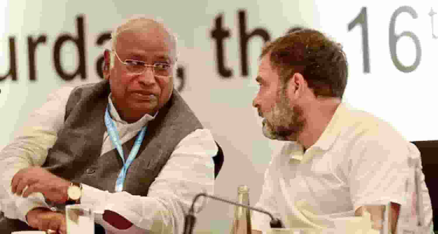 Mallikarjun Kharge with Rahul Gandhi.