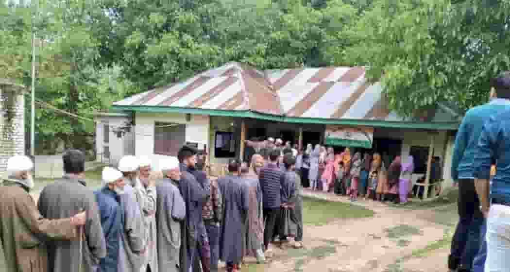 Voters line up in large numbers to cast their vote at Chadoora, Budgam for Srinagar Parliamentary Constituency.