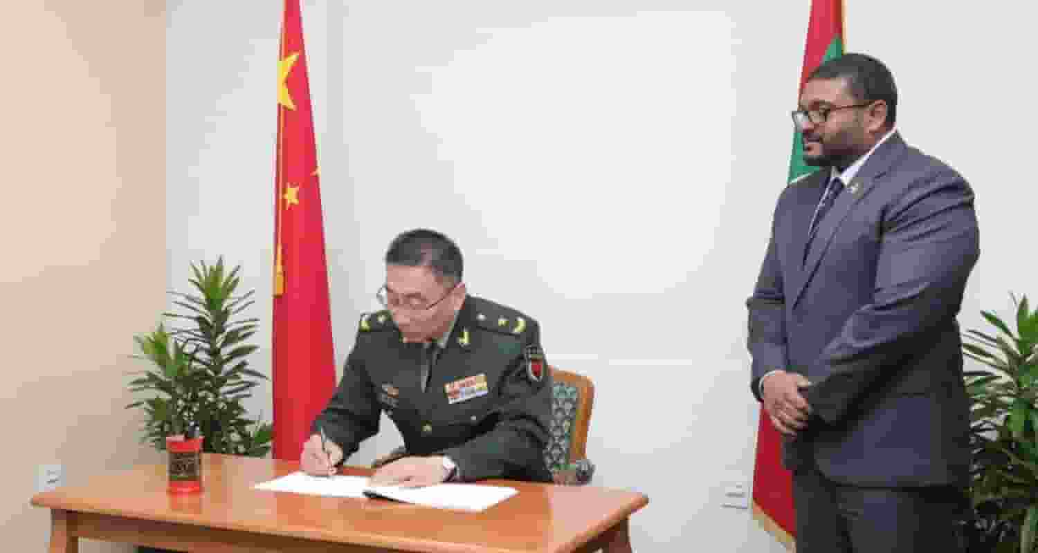 China's Major General Zhang Baoqun with Maldivian Defence Minister Mohamed Ghassan Maumoon.
