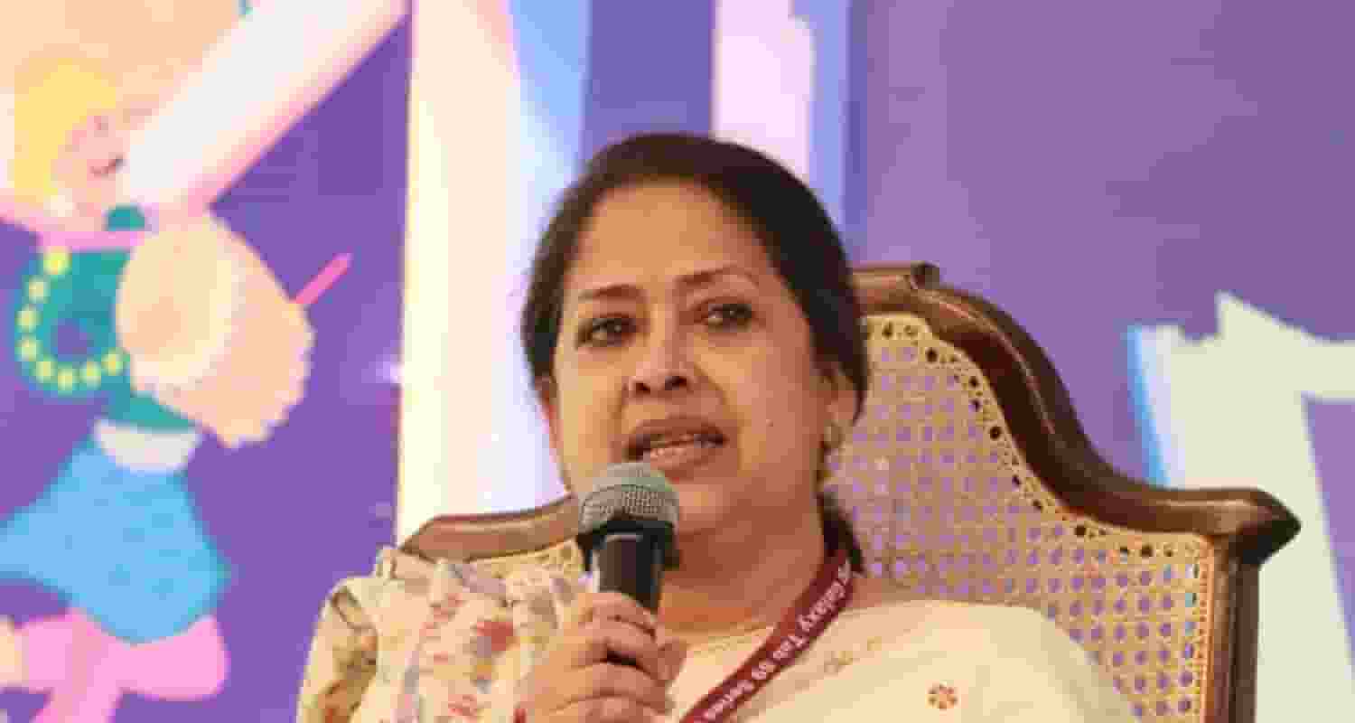  Congress leader - Sharmistha Mukherjee said the party should now look outside Nehru-Gandhi family for leadership. 
