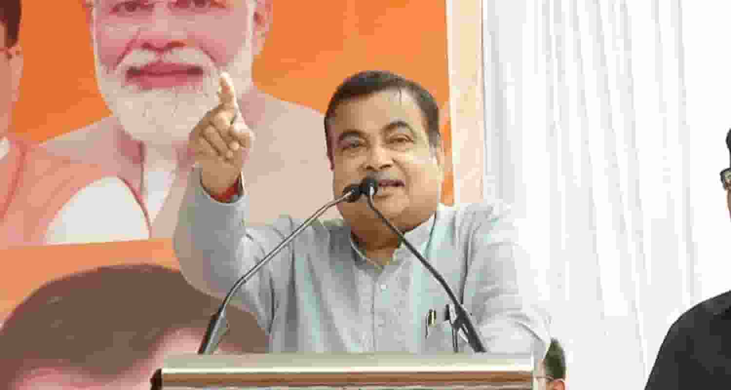 Union Minister Nitin Gadkari  faints
