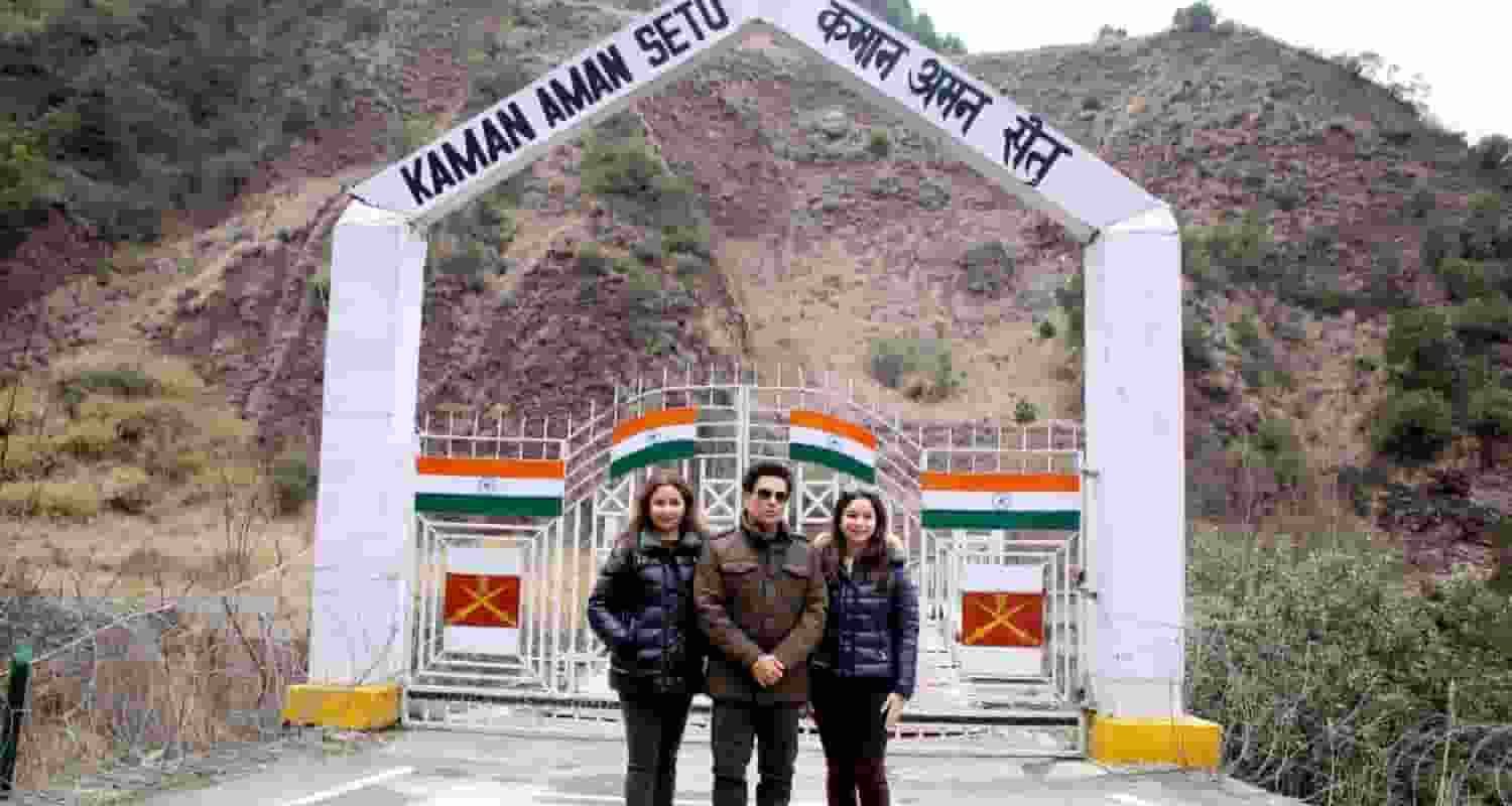 Sachin Tendulkar with wife Anjali Tendulkar and daughter Sara Tendulkar poses for a picture at the Aman Setu bridge.