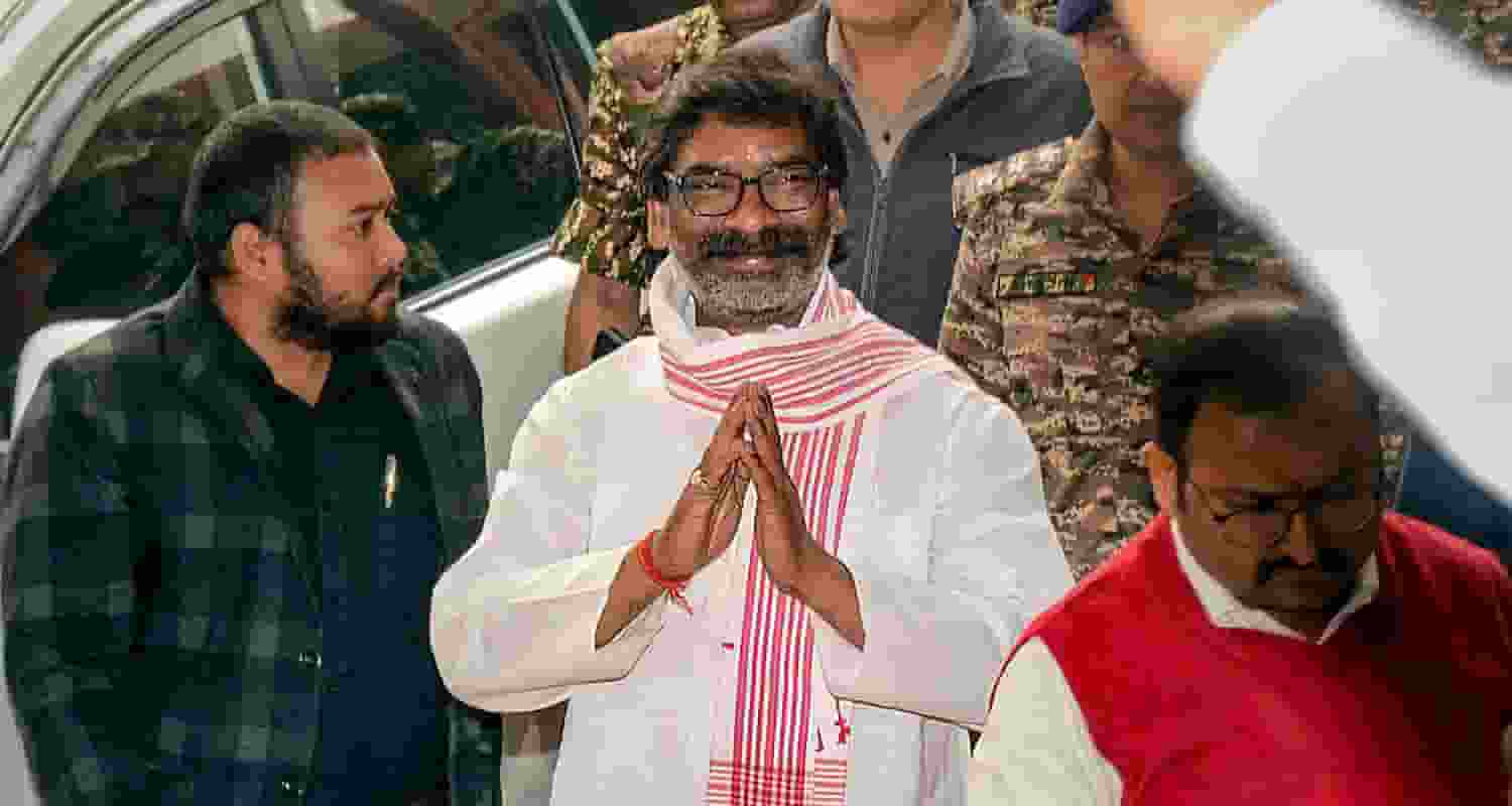Former Jharkhand CM and JMM leader Hemant Soren being produced before a PMLA court by the Enforcement Directorate (ED) officials in a money laundering case, in Ranchi, Monday. 