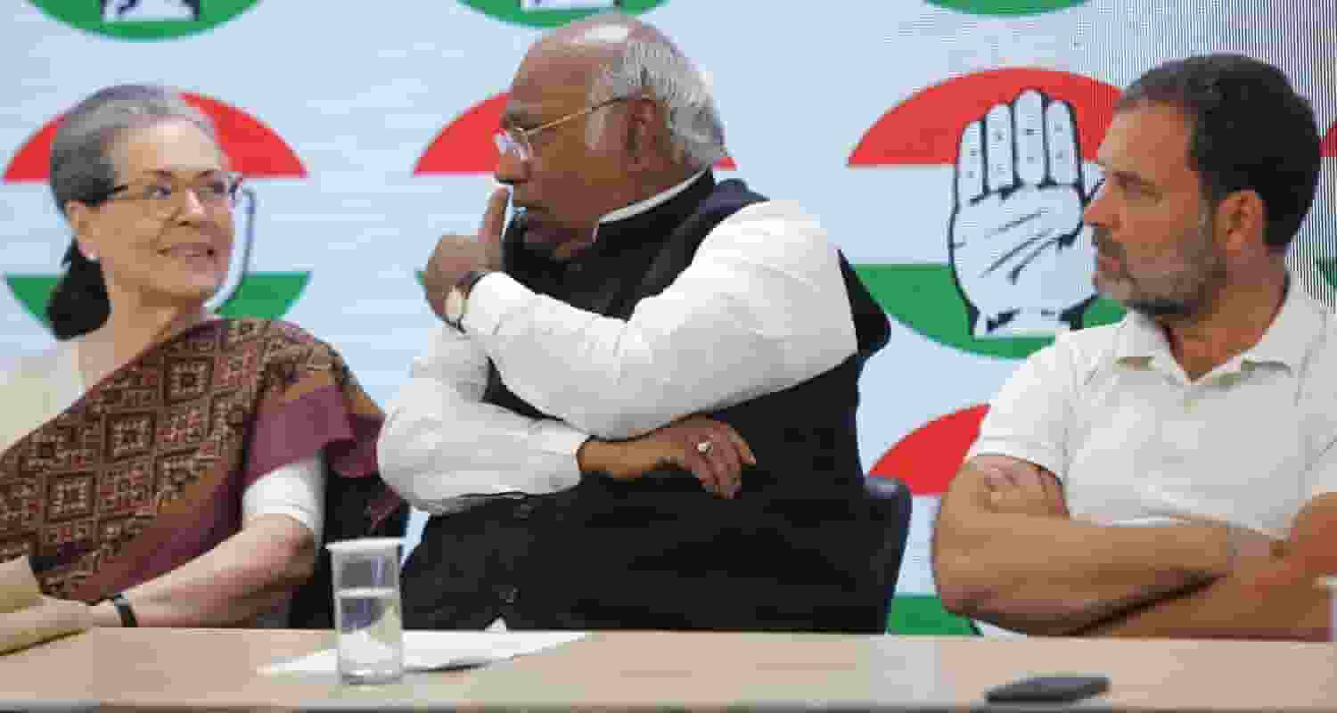 From the Press Conf of the Congress while they accused IT dept & BJP for freezing their accounts. Image X.