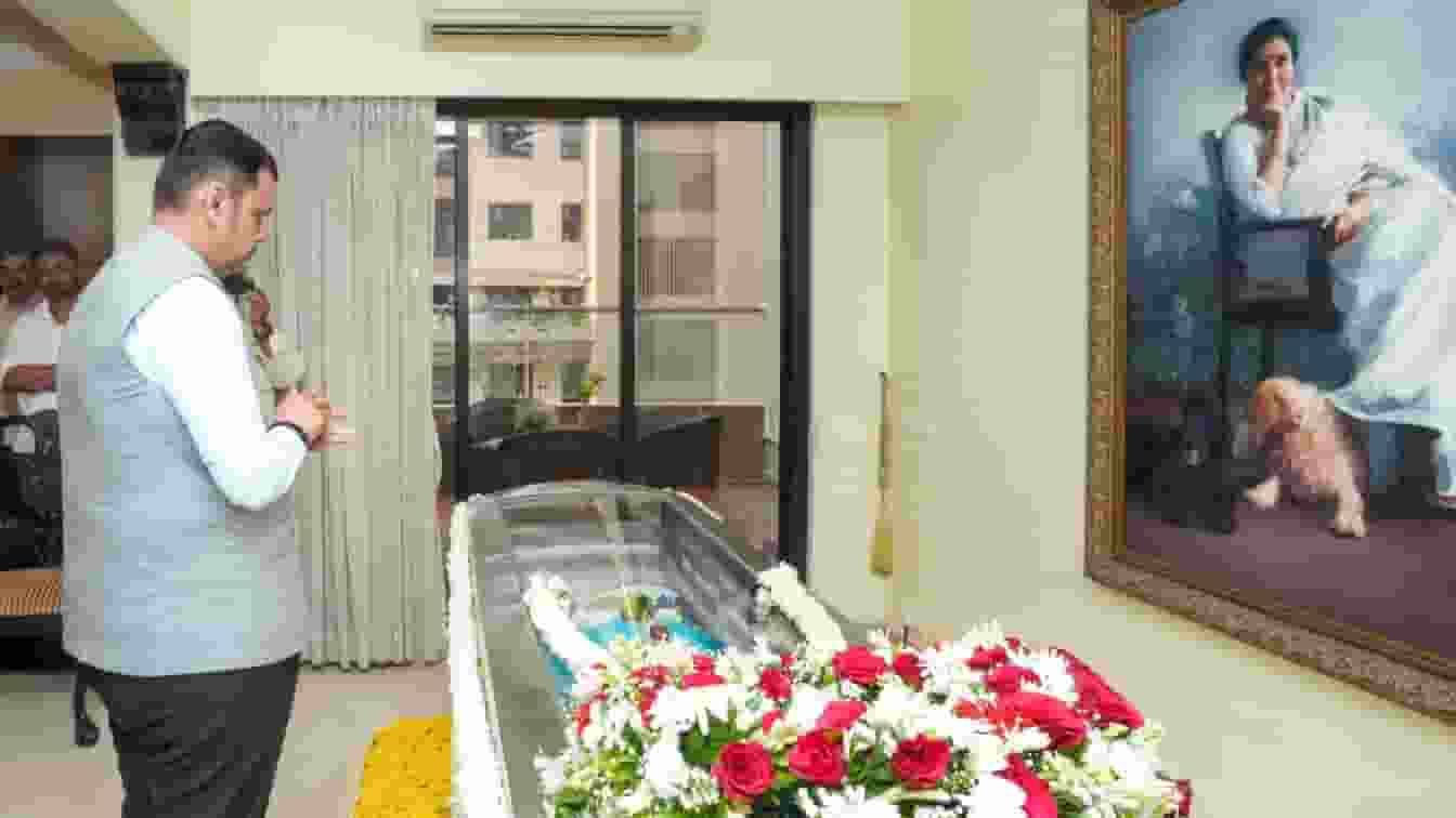 Devendra Fadnavis paid his last respects to Asha Bhosle