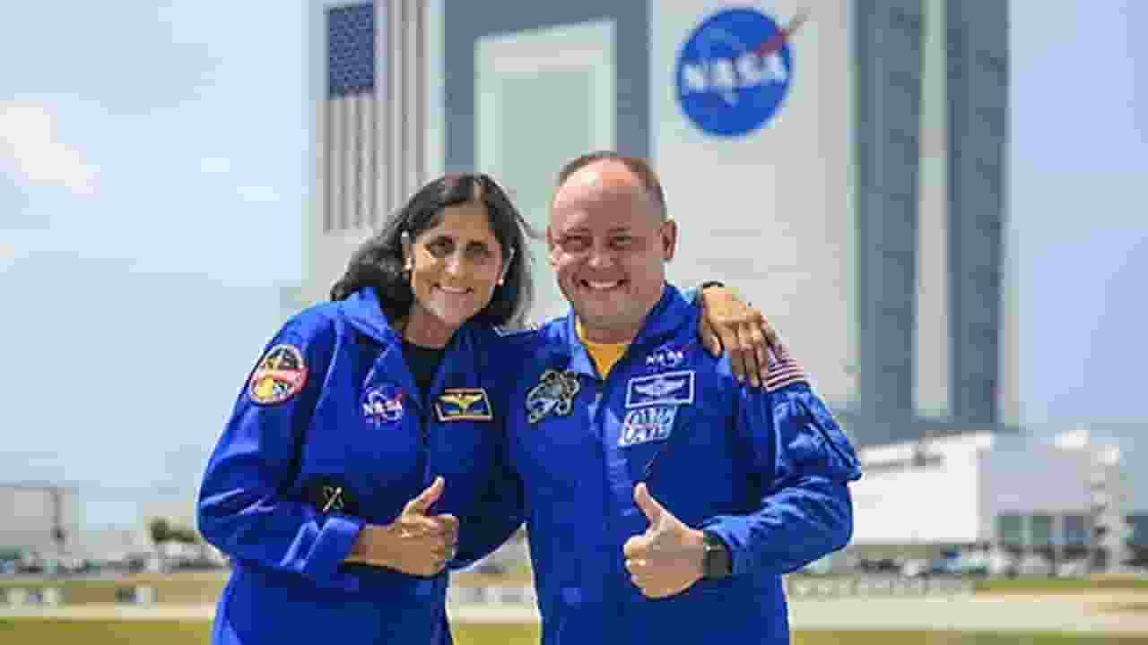 Nasa crew reaches space station