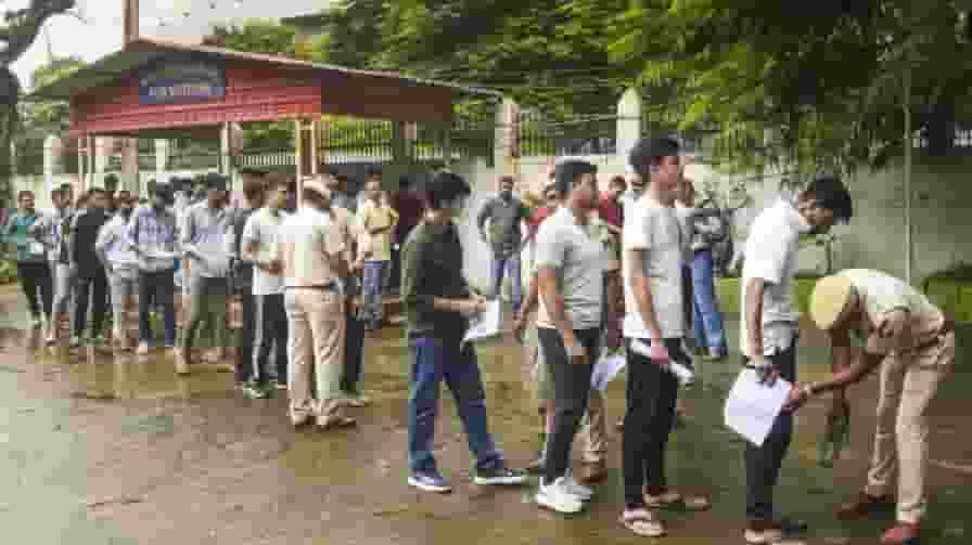 UPSC top ten topper