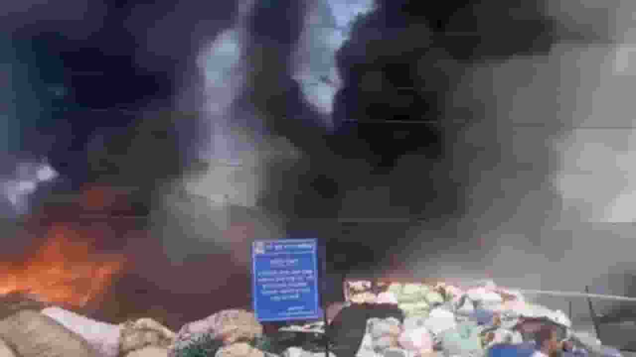 स्क्रैप गोदाम में लगी हुई आग । Photo Credit:/Screengrab/X