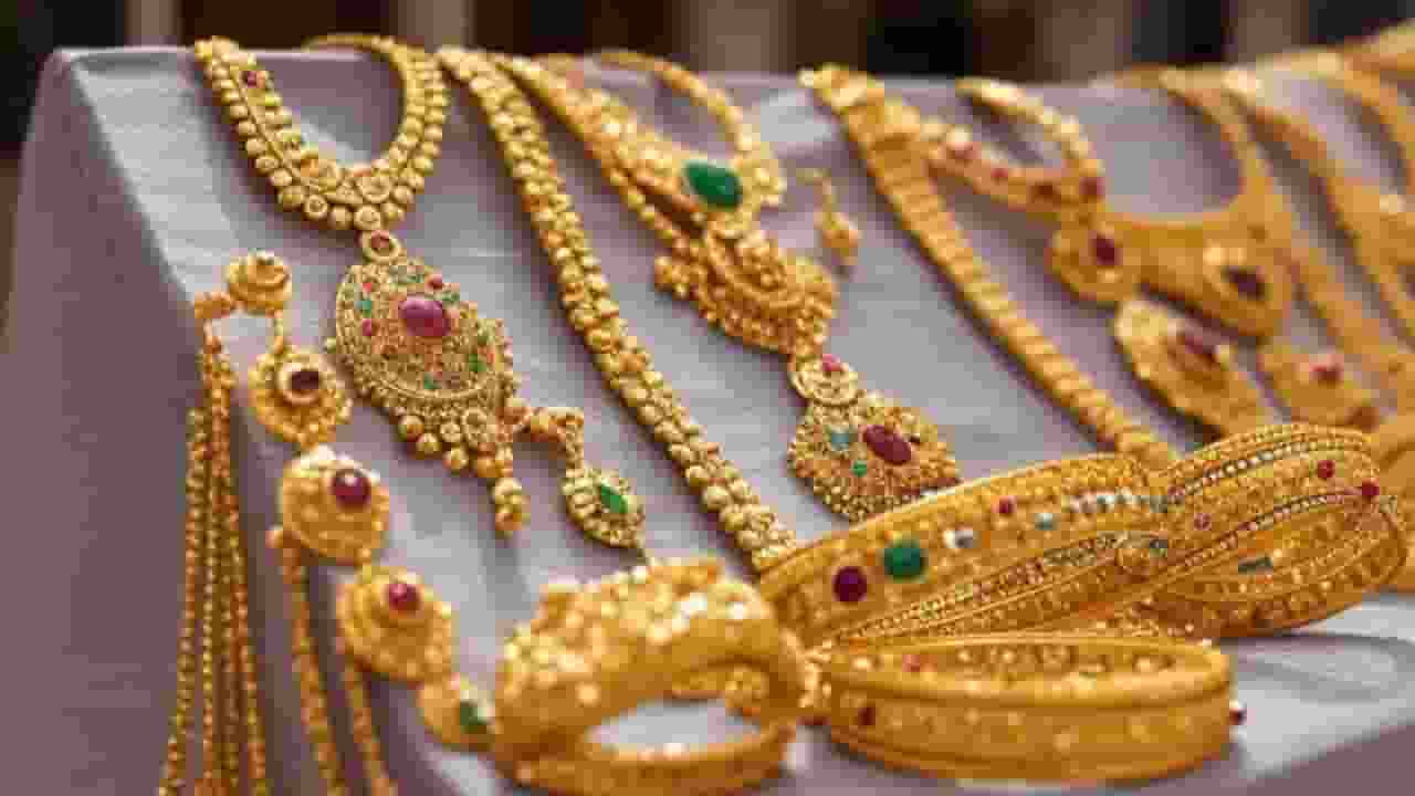 83,000 के पार पहुंचा सोना, जानें इतना महंगा क्यों होता है गोल्ड AI Generated Image