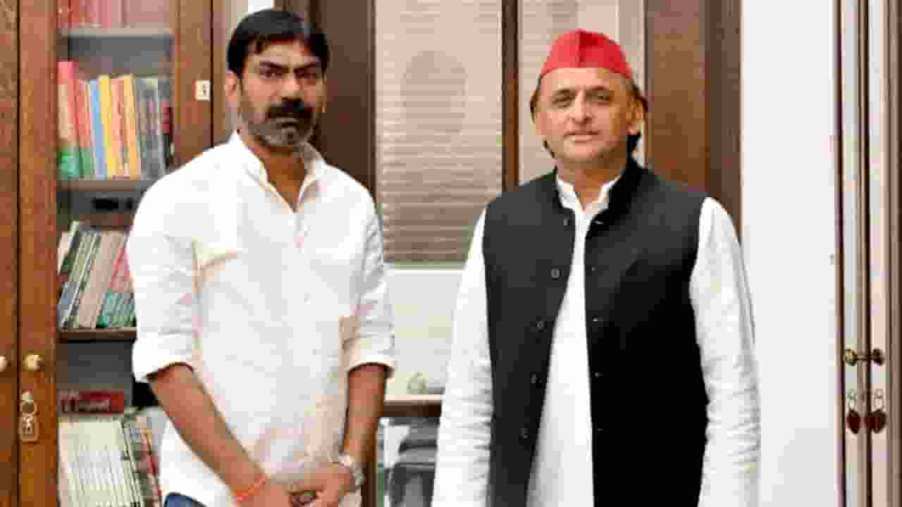 Gulshan Yadav with Akhilesh Yadav 