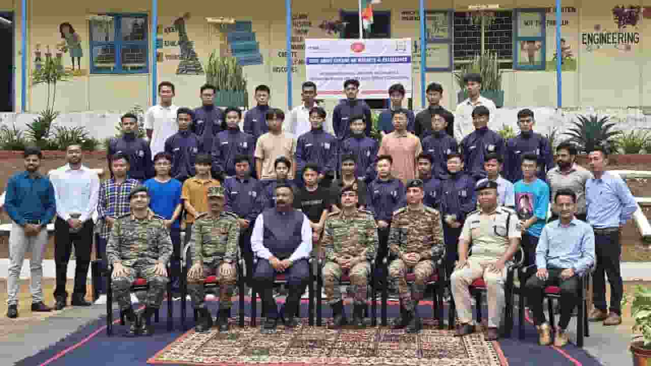 भारतीय सेना का कमाल, 50 बच्चों को पढ़ाया, NEET/JEE में 44 पास हो गए Image of Indian Army Super 50