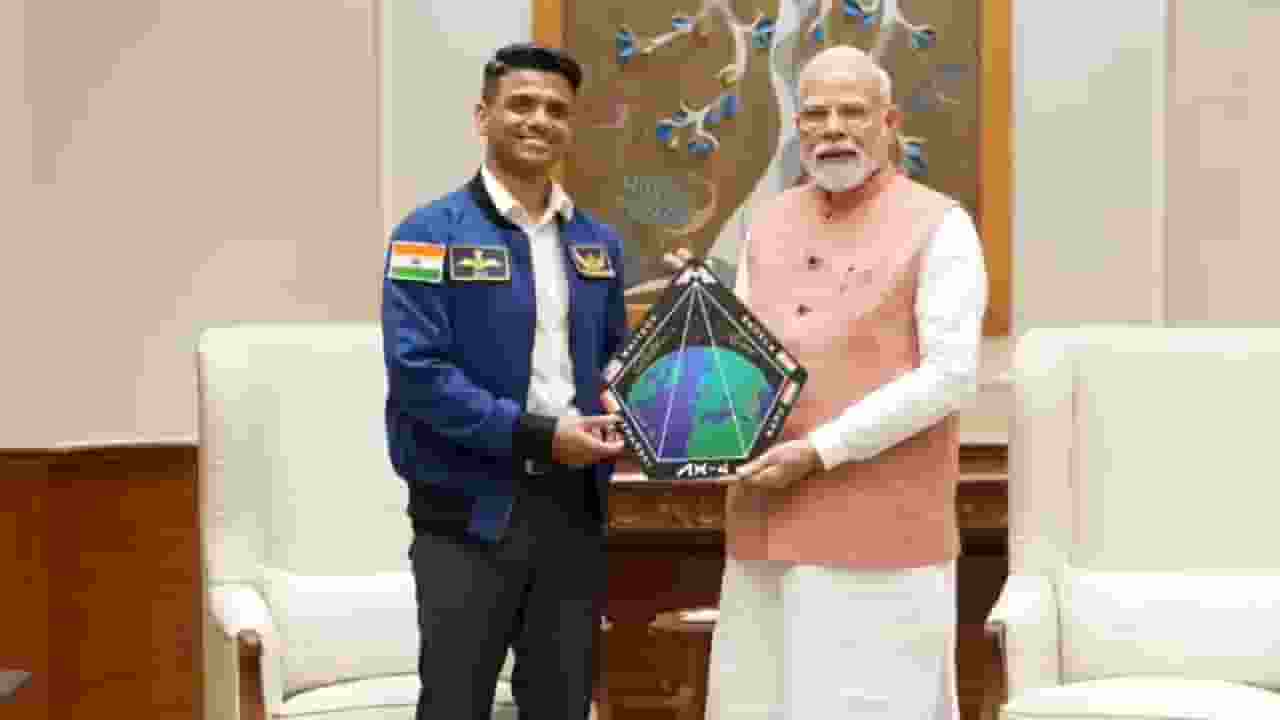 Modi meets shubhanshu shukla