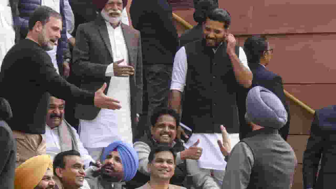 rahul gandhi offers handshake to ravneet bittu