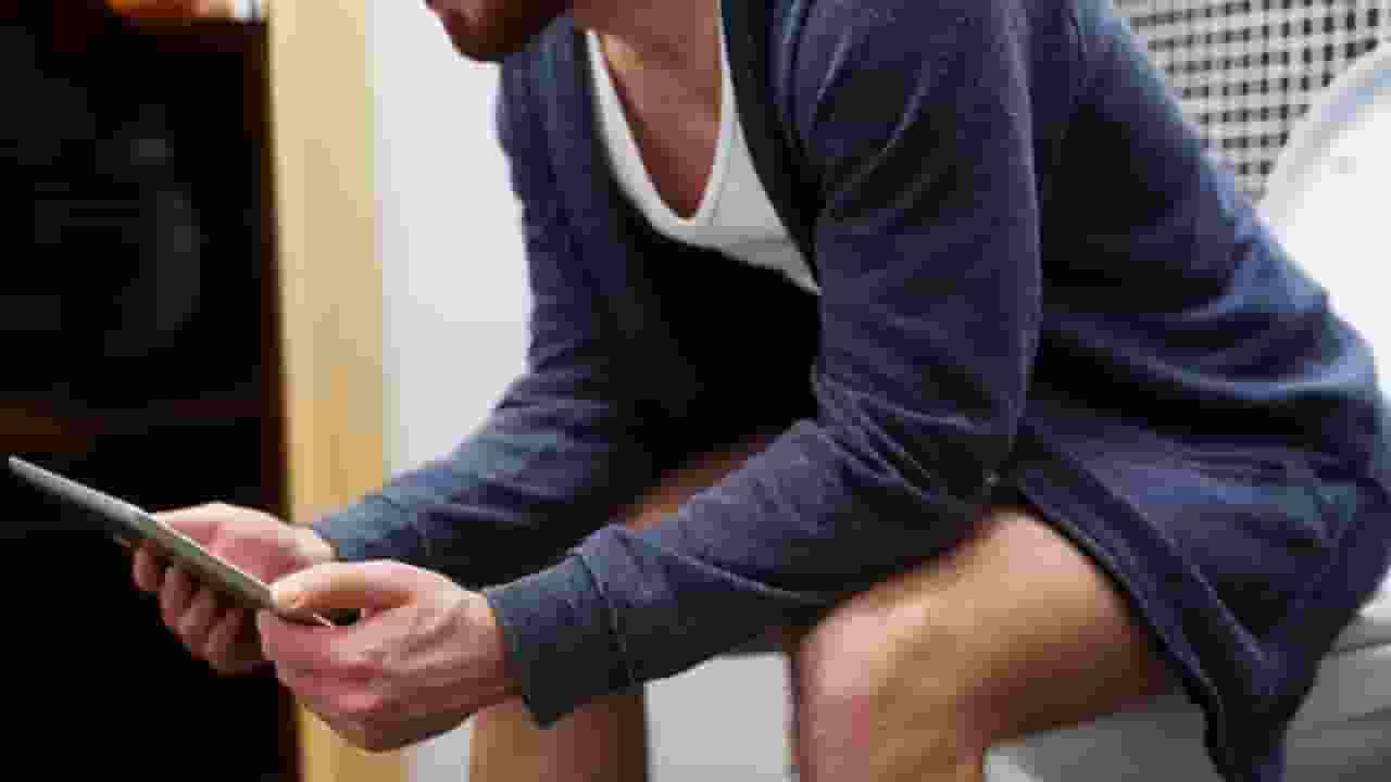 using phone toilet cause piles