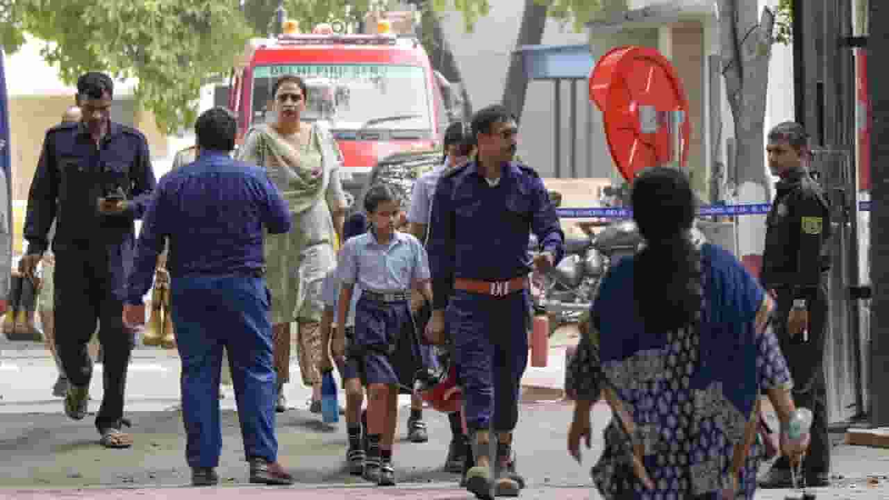 delhi school bomb threat