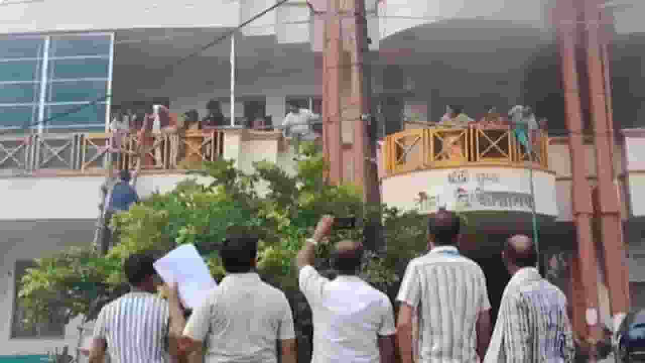 People standing outside hospital। Photo Credit: Screengrab of Hardoi