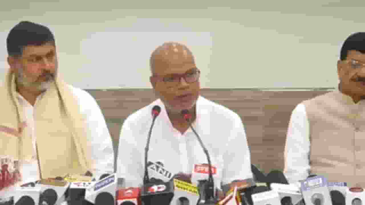 Rahul Gandhi and Mallikarjun Kharge 