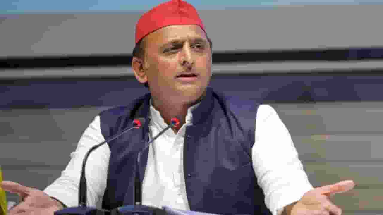 आंबेडकर की फोटो से छेड़छाड़ और बुरे फंसे अखिलेश, समझिए पूरा मामला akhilesh yadav
