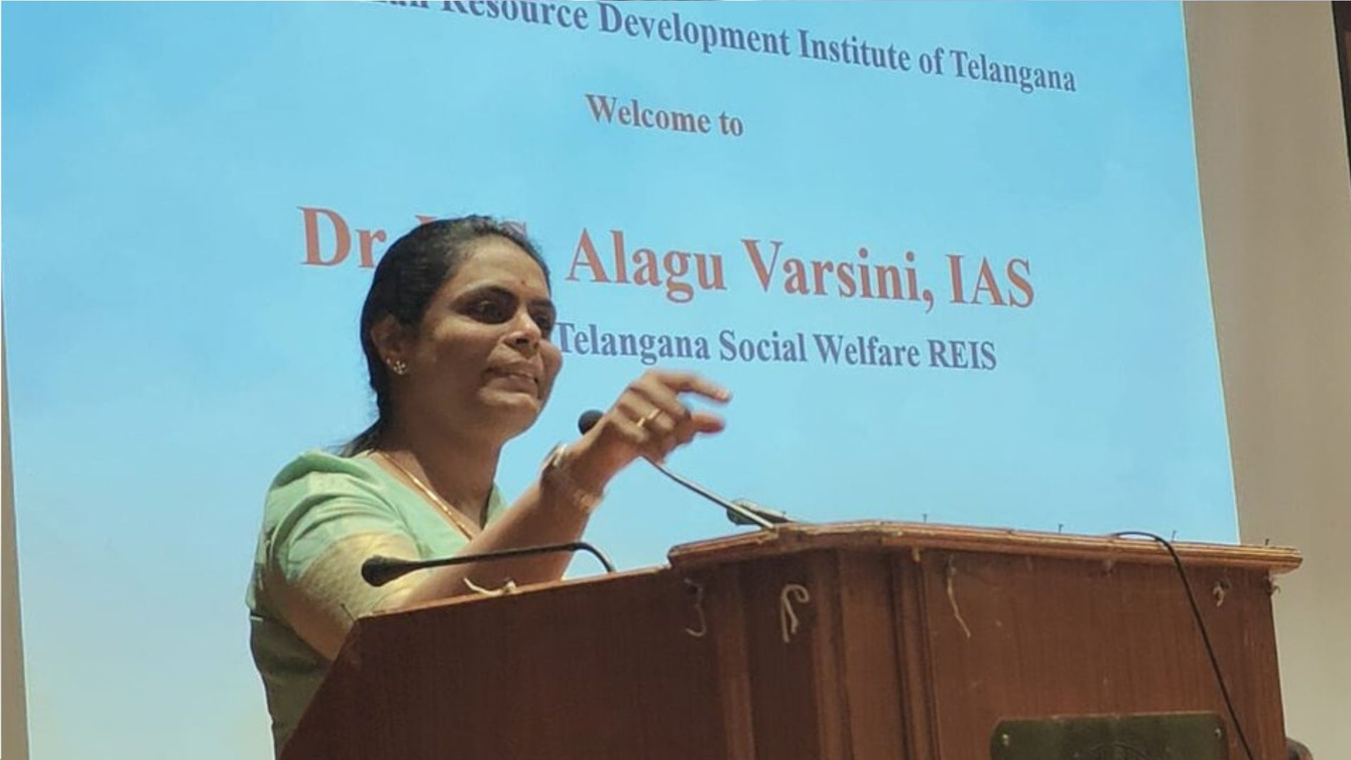 'बच्चे खुद टॉयलेट साफ करें', IAS अधिकारी के बयान पर मचा बवाल Alagu Varshini IAS