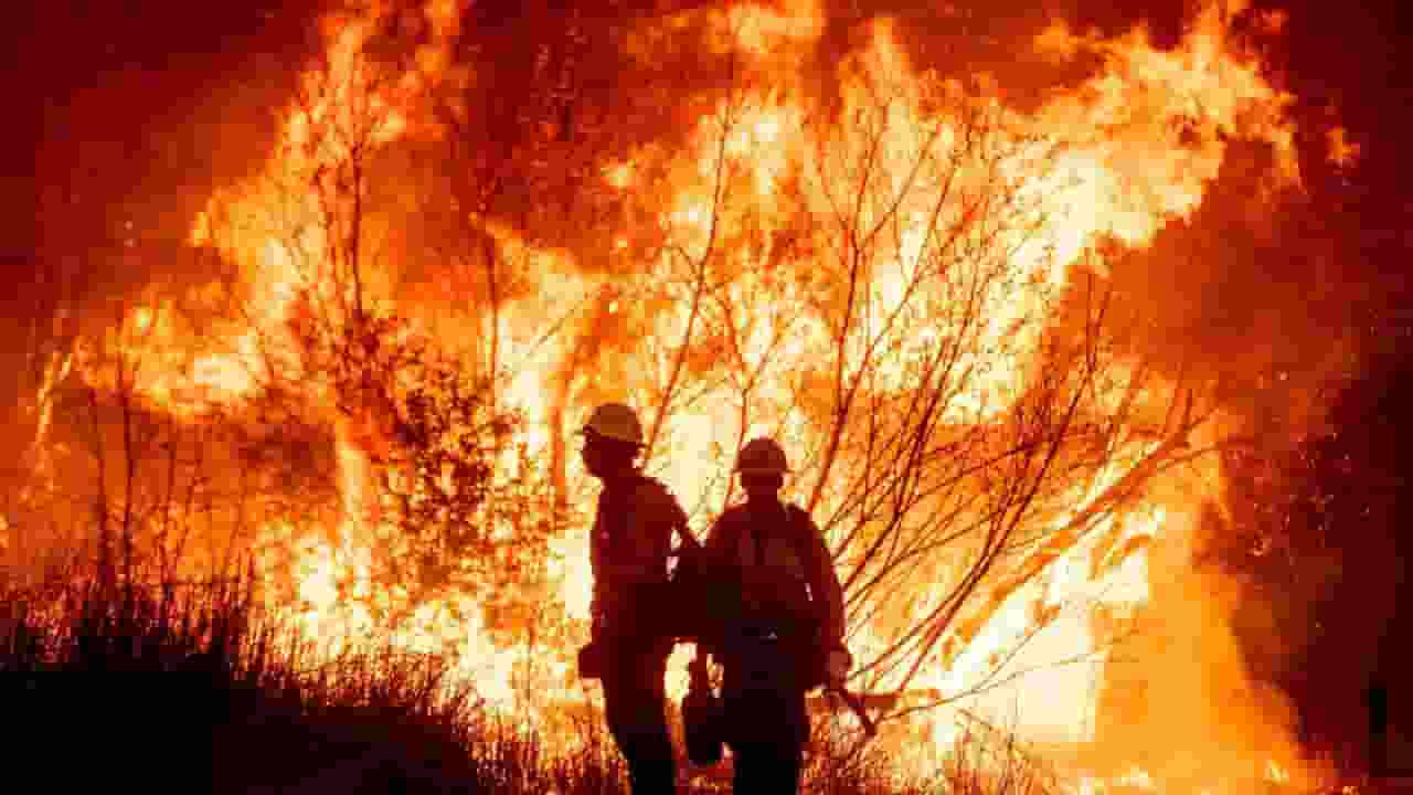 कैलिफोर्निया की आग में अब तक 13 की मौत, इन तस्वीरों में देखिए तबाही... los Angeles wildfire 13 dead