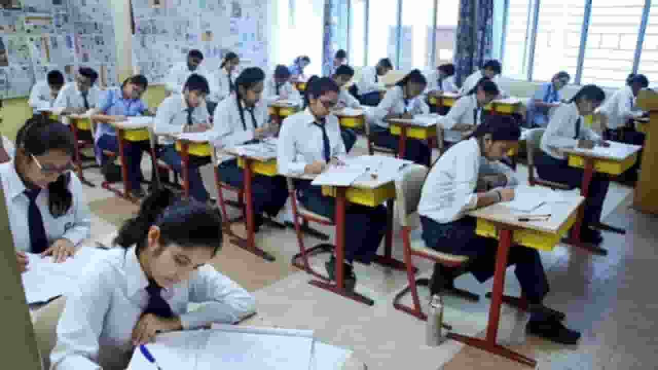 आज 1:15 बजे आएगा बिहार बोर्ड 12वीं का रिजल्ट, ऐसे चेक करें मार्कशीट Image of Student Giving Exam
