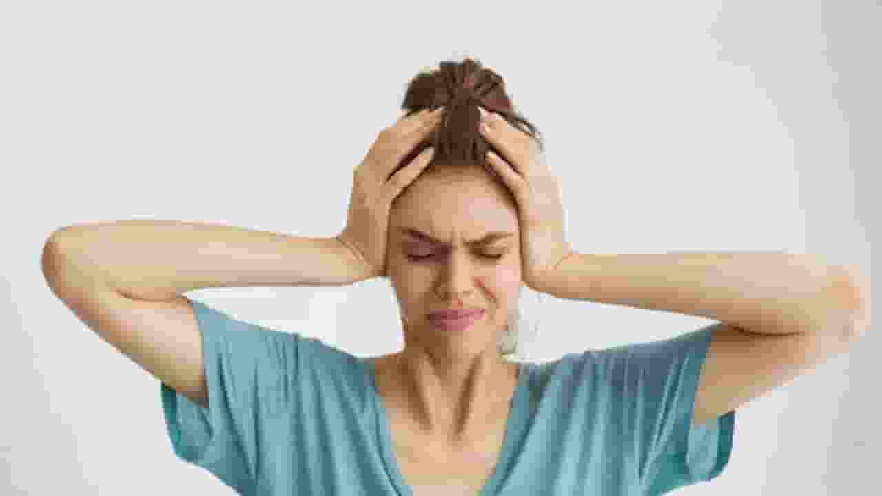पानी की कमी से उठ सकता है माइग्रेन का दर्द, ऐसे करें बचाव dehydration migraine