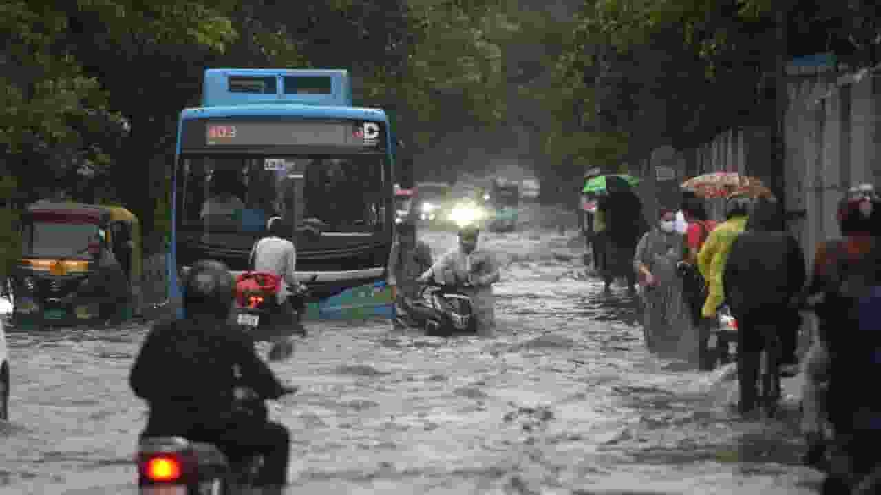 पेड़ गिरने से बाइक सवार की मौत, दिल्ली में भारी बारिश से लगा जाम waterlogging in delhi
